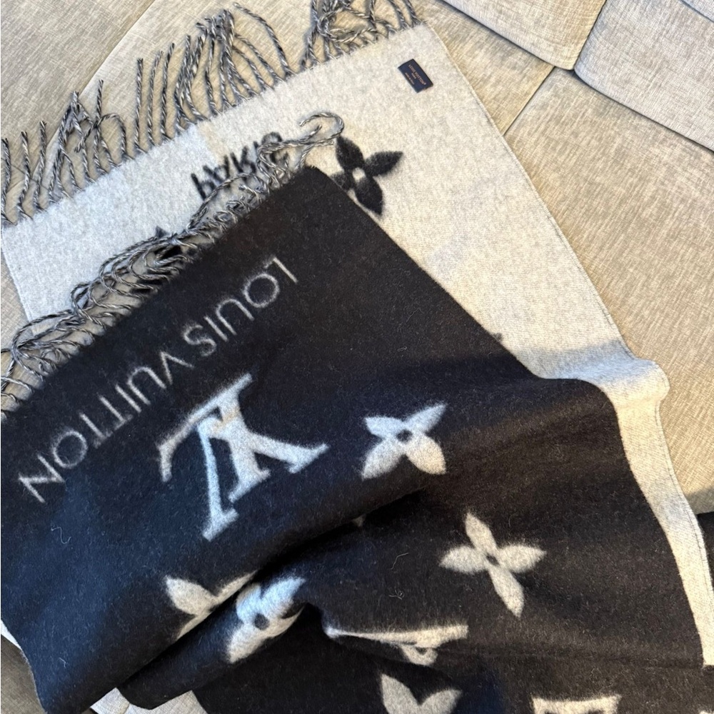 Louis Vuitton Gray Scarf